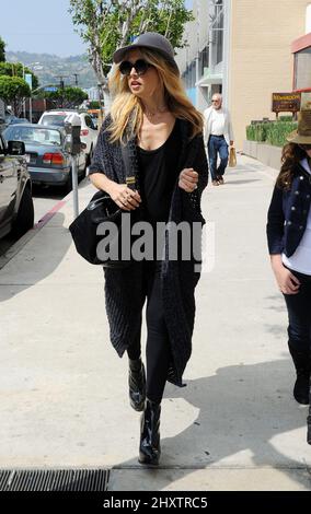 Rachel Zoe und Nichte werden beim Einkaufen in Kitson auf dem Robertson Boulevard in Los Angeles, USA, gesehen. Stockfoto