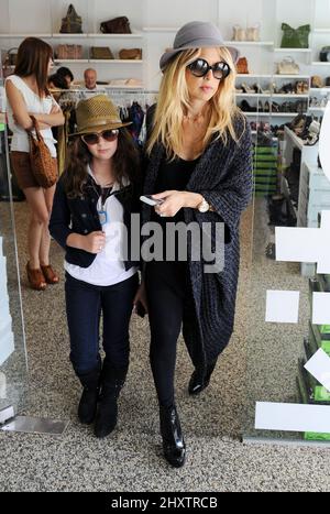 Rachel Zoe und Nichte werden beim Einkaufen in Kitson auf dem Robertson Boulevard in Los Angeles, USA, gesehen. Stockfoto