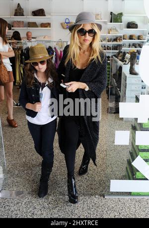 Rachel Zoe und Nichte werden beim Einkaufen in Kitson auf dem Robertson Boulevard in Los Angeles, USA, gesehen. Stockfoto