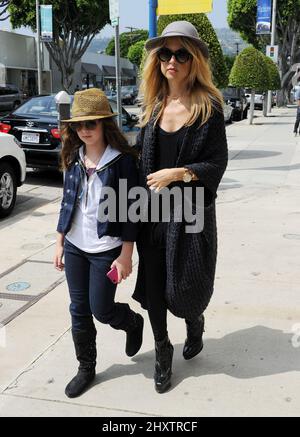 Rachel Zoe und Nichte werden beim Einkaufen in Kitson auf dem Robertson Boulevard in Los Angeles, USA, gesehen. Stockfoto