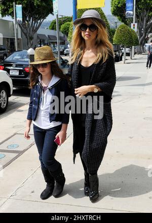 Rachel Zoe und Nichte werden beim Einkaufen in Kitson auf dem Robertson Boulevard in Los Angeles, USA, gesehen. Stockfoto