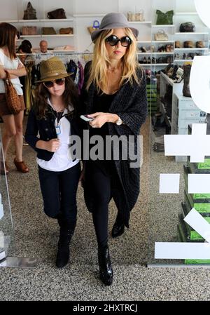 Rachel Zoe und Nichte werden beim Einkaufen in Kitson auf dem Robertson Boulevard in Los Angeles, USA, gesehen. Stockfoto