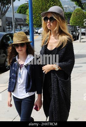 Rachel Zoe und Nichte werden beim Einkaufen in Kitson auf dem Robertson Boulevard in Los Angeles, USA, gesehen. Stockfoto