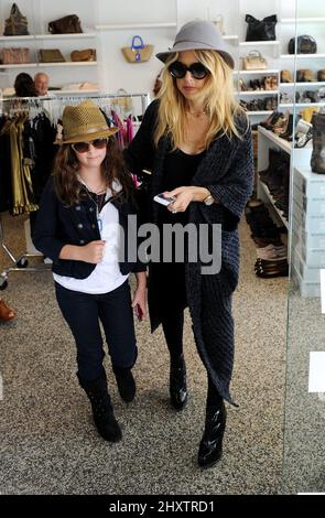 Rachel Zoe und Nichte werden beim Einkaufen in Kitson auf dem Robertson Boulevard in Los Angeles, USA, gesehen. Stockfoto