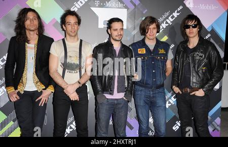 Nick Valensi, Albert Hammond Jr., Fabrizio Moretti, Nikolai Fraiture, Julian Casablancas, (The Strokes) trifft am 20. April 2011 auf der T-Mobile Sidekick 4G Launch Party in Beverly Hills, Kalifornien, ein. Stockfoto
