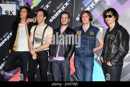 Nick Valensi, Albert Hammond Jr., Fabrizio Moretti, Nikolai Fraiture, Julian Casablancas, (The Strokes) trifft am 20. April 2011 auf der T-Mobile Sidekick 4G Launch Party in Beverly Hills, Kalifornien, ein. Stockfoto