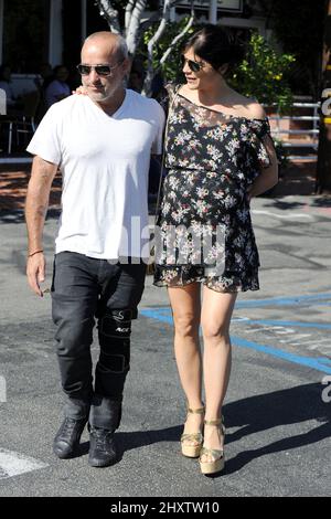 Selma Blair und Freund Jason Bleick werden in Los Angeles, Kalifornien, gesehen Stockfoto