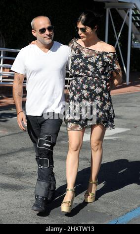 Selma Blair und Freund Jason Bleick werden in Los Angeles, Kalifornien, gesehen Stockfoto