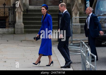 London, Großbritannien. 14. März 2022. Der Herzog und die Herzogin von Cambridge kommen beim Commonwealth Service in der Westminster Abbey an, der seit 1972 stattfindet und die Menschen und Kulturen der 54 Commonwealth-Nationen feiert. Die Königin, die sich vor kurzem von Covid-19 erholt hatte, war nicht anwesend und der Prinz von Wales vertrat sie. Kredit: Stephen Chung / Alamy Live Nachrichten Stockfoto