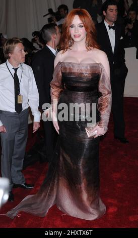 Christina Hendricks kommt zur Benefizgala des Metropolitan Museum Costume Institute zur Feier von Alexander McQueen im Metropolitan Museum of Art, New York. Stockfoto