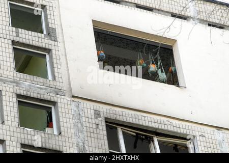 Kiew, Ukraine - 14. März 2022 - Ein zerstörtes Wohngebäude, das von einer Granate der russischen Armee in einem der Wohngebiete von Kiew, der Hauptstadt der Ukraine, getroffen wurde. Foto von Yevhen Kotenko/Ukrinform/ABACAPRESS.COM Stockfoto