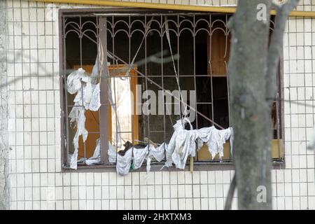 Kiew, Ukraine - 14. März 2022 - Ein zerstörtes Wohngebäude, das von einer Granate der russischen Armee in einem der Wohngebiete von Kiew, der Hauptstadt der Ukraine, getroffen wurde. Foto von Yevhen Kotenko/Ukrinform/ABACAPRESS.COM Stockfoto