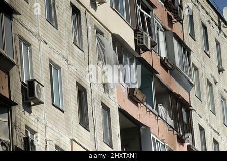 Kiew, Ukraine - 14. März 2022 - Ein zerstörtes Wohngebäude, das von einer Granate der russischen Armee in einem der Wohngebiete von Kiew, der Hauptstadt der Ukraine, getroffen wurde. Foto von Yevhen Kotenko/Ukrinform/ABACAPRESS.COM Stockfoto