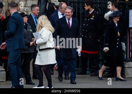 London, Großbritannien. 14. März 2022. Keir Starmer, Vorsitzender der Labour Party, verlässt den Commonwealth Service in Westminster Abbey, der seit 1972 stattfindet und die Menschen und Kulturen der 54 Commonwealth-Nationen feiert. Die Königin, die sich vor kurzem von Covid-19 erholt hatte, war nicht anwesend und der Prinz von Wales vertrat sie. Kredit: Stephen Chung / Alamy Live Nachrichten Stockfoto