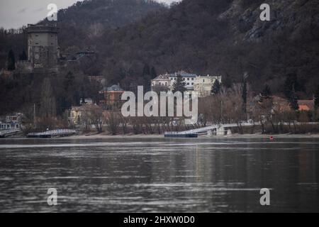 Visegrad: Donauufer und Hügel, Ungarn Stockfoto