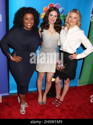 Yvette Nicole Brown, Alison Brie und Gillian Jacobs nehmen an der NBC Upfront Presentation 2011-2012 im Hilton Hotel in New York Teil Stockfoto