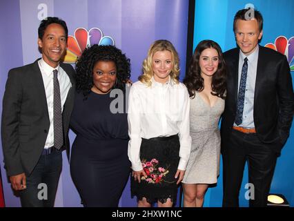 Danny Pudi, Yvette Nicole Brown, Gillian Jacobs, Alison Brie und Joel McHale nehmen an der NBC Upfront Presentation 2011-2012 Teil, die im Hilton Hotel in New York stattfand Stockfoto