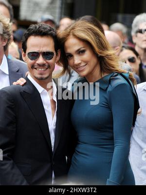 Jennifer Lopez und Ehemann Marc Anthony bei der Zeremonie, bei der Simon Fuller auf dem Hollywood Walk of Fame einen Stern erhielt. Stockfoto