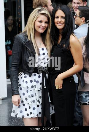 Lauren Alaina und Pia Toscano bei der Zeremonie, bei der Simon Fuller auf dem Hollywood Walk of Fame einen Stern erhielt. Stockfoto