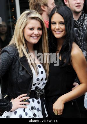 Lauren Alaina und Pia Toscano bei der Zeremonie, bei der Simon Fuller auf dem Hollywood Walk of Fame einen Stern erhielt. Stockfoto