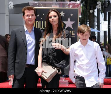 Simon Fuller, Victoria Beckham und Brooklyn Beckham bei der Zeremonie, bei der Simon Fuller einen Stern auf dem Hollywood Walk of Fame erhielt. Stockfoto