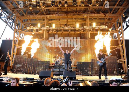 Gitarrist Dan Donegan, Sänger David Draiman, Bassgitarrist John Moyer und Schlagzeuger Mike Wengren von der Band Disturbed spielen beim Rock on the Range Music Festival, das im Crew Stadium stattfand. Stockfoto