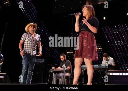 Jason Aldean, Kelly Clarkson tritt beim LP Field während des CMA Fest in Nashville auf Stockfoto