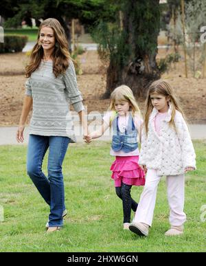 Denise Richards, Tochter Lola Rose Sheen und Sam Sheen kommen am 12. Juni 2011 im Wadsworth Theatre in West Los Angeles, Kalifornien, zum Jahresfest A Time for Heroes Celebrity Carnival 22. an. Stockfoto