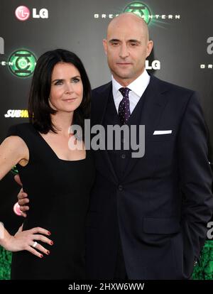 Mark Strong bei der Premiere von „Green Lantern“ in Los Angeles im Grauman's Chinese Theatre, Hollywood, Kalifornien. Stockfoto