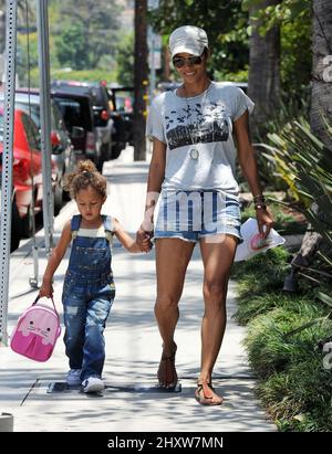 Halle Berry und ihre Tochter Nahla werden in Los Angeles, Kalifornien, gesehen Stockfoto