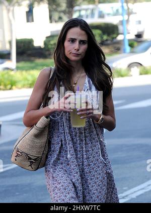 Jordana Brewster schnappt sich einen Drink von Coffee Bean in Los Angeles. Stockfoto