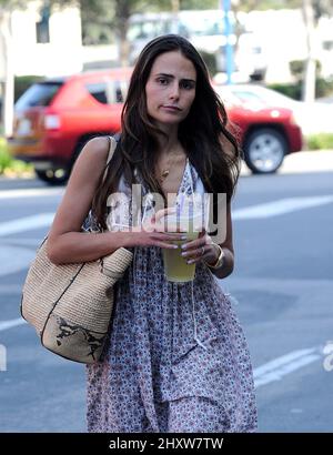 Jordana Brewster schnappt sich einen Drink von Coffee Bean in Los Angeles. Stockfoto