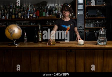 Edinburgh, Schottland, Großbritannien, 14.. März 2022. Edinburgh International Science Festival Cocktail-Trail im Klima-Stil: Ab 19.. März können Gäste auf einem selbstgeführten Getränkepfad mit 17 Bars und Restaurants auf Gaia anstoßen und einen brandneuen, nachhaltigen Cocktail im Klima-Stil präsentieren. Der Trail zeigt die Arbeit der Getränkeindustrie in Schottland, die Klimaprobleme anpackt. Im Bild: Barkeeper Jon Hughes macht einen Cocktail mit Avallen Calvados oder Portobello Road Gin, IPA & Citrus Husk Cordial, Orangenbitter und Soda Stockfoto