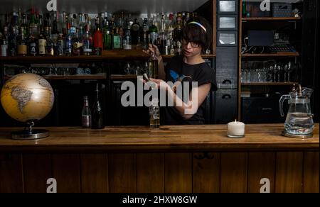 Edinburgh, Schottland, Großbritannien, 14.. März 2022. Edinburgh International Science Festival Cocktail-Trail im Klima-Stil: Ab 19.. März können Gäste auf einem selbstgeführten Getränkepfad mit 17 Bars und Restaurants auf Gaia anstoßen und einen brandneuen, nachhaltigen Cocktail im Klima-Stil präsentieren. Der Trail zeigt die Arbeit der Getränkeindustrie in Schottland, die Klimaprobleme anpackt. Im Bild: Barkeeper Jon Hughes macht einen Cocktail mit Avallen Calvados oder Portobello Road Gin, IPA & Citrus Husk Cordial, Orangenbitter und Soda Stockfoto