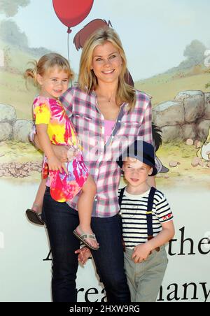 Alison Sweeney, Tochter Megan und Sohn Ben bei der Premiere von „Winnie the Pooh“ in den Walt Disney Studios in Burbank in Kalifornien, USA. Stockfoto