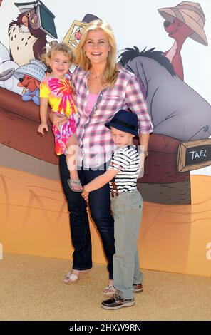 Alison Sweeney, Tochter Megan und Sohn Ben bei der Premiere von „Winnie the Pooh“ in den Walt Disney Studios in Burbank in Kalifornien, USA. Stockfoto