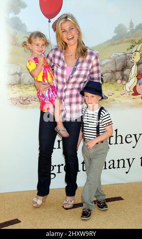 Alison Sweeney, Tochter Megan und Sohn Ben bei der Premiere von „Winnie the Pooh“ in den Walt Disney Studios in Burbank in Kalifornien, USA. Stockfoto