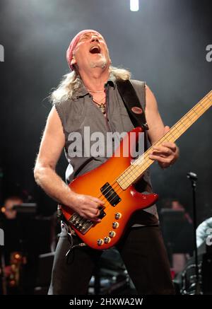 Roger Glover von Deep Purple tritt live während der Deep Purple 2011 Tour im Bethel Woods Center for the Arts in New York, USA, auf. Stockfoto