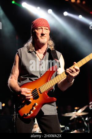 Roger Glover of Deep Purple tritt während der Deep Purple 2011 Tour im Bethel Woods Center for the Arts in New York, USA.SA.COM, live auf Stockfoto