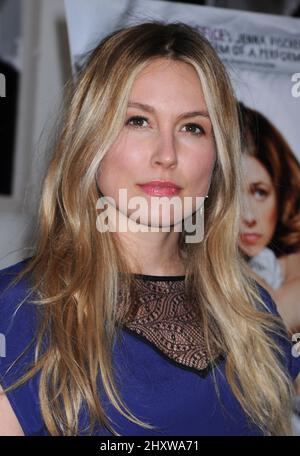 Sarah Carter nahm an der „A Little Help“-Premiere Teil, die die Sony Pictures Studios in Los Angeles, USA, veranstaltete. Stockfoto