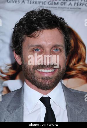 Rob Benedict nahm an der „A Little Help“-Premiere Teil, die die Sony Pictures Studios in Los Angeles, USA, veranstaltete. Stockfoto