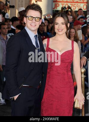 Chris Evans und Hayley Atwell bei der Premiere von „Captain America - The First Avenger“ in Los Angeles im El Capitan Theatre in Los Angeles, USA. Stockfoto