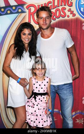 Lindsay Hartley, Justin Hartley und Tochter Isabella von Ringling Bros. & Barnum und Bailey & Starlight Children's Foundation haben am 21. Juli 2011 im Staples Center in Los Angeles, Kalifornien, die Premiere von „Fully charged“ gefeiert. Stockfoto