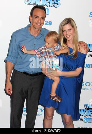 Hank Azaria, Frau Katie Wright und Sohn Hal bei der Weltpremiere „The Schlümpfe“ im Ziegfeld Theatre in New York, USA. Stockfoto