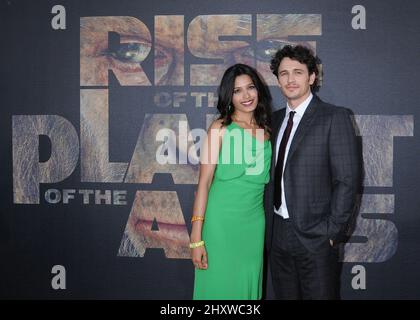 Freida Pinto und James Franco kommen bei der Los Angeles Premiere von 'Rise of the Planet of the Apes' am 28. Juli 2011 in Hollywood im Grauman's Chinese Theatre an. Stockfoto