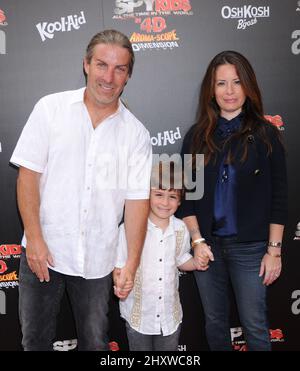 Holly Marie Combs, David W. Donoho und Sohn Finley bei der Weltpremiere „Spy Kids: All the Time in the World“ von Aroma-Scope im Jahr 4D, die im Regal Cinemas in L.A. stattfand Leben in Los Angeles, CA. Stockfoto