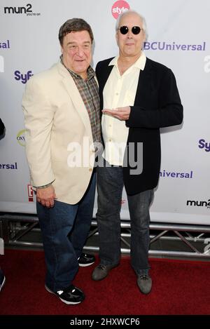 John Goodman und Chevy Chase bei der NBC Universal TCA 2011 Press Tour All-Star Party im SLS Hotel in Los Angeles, Kalifornien. Stockfoto