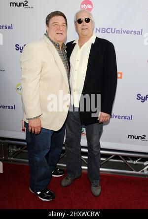 John Goodman und Chevy Chase bei der NBC Universal TCA 2011 Press Tour All-Star Party im SLS Hotel in Los Angeles, Kalifornien. Stockfoto