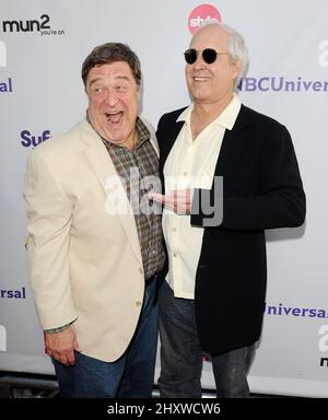 John Goodman und Chevy Chase bei der NBC Universal TCA 2011 Press Tour All-Star Party im SLS Hotel in Los Angeles, Kalifornien. Stockfoto