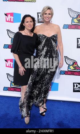 Dr. Lara Embry und Jane Lynch während der Do Something Awards 2011 im Hollywood Palladium, Kalifornien Stockfoto